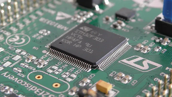 نمونهای از میکروکنترلر STM32 روی یک برد